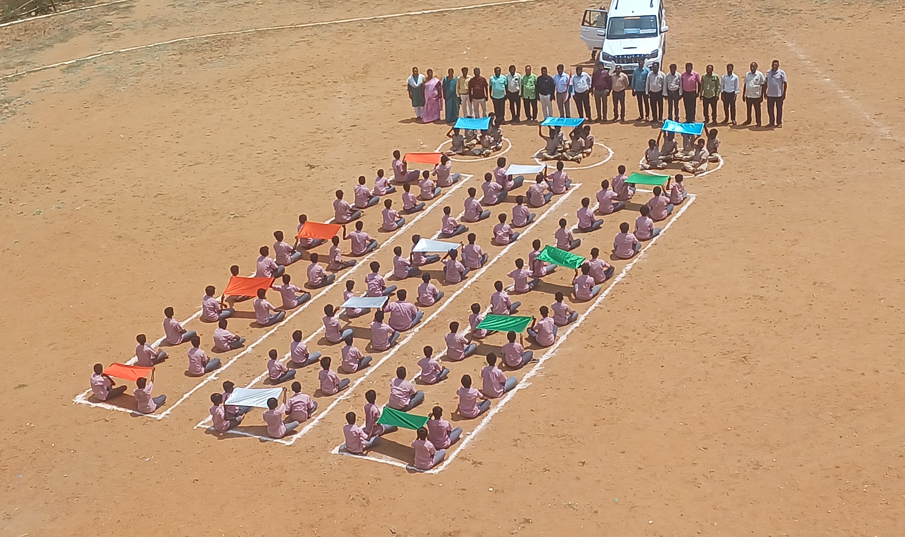 கீழ்பென்னாத்தூர் ஆண்கள் மேல்நிலைப்பள்ளியில்  தேர்தல் ஆணைய குறியீடு வடிவில் 200க்கும் மேற்பட்ட பள்ளி மாணவர்கள் அமர்ந்து தேர்தல் விழிப்புணர்வு ஏற்படுத்தினர்